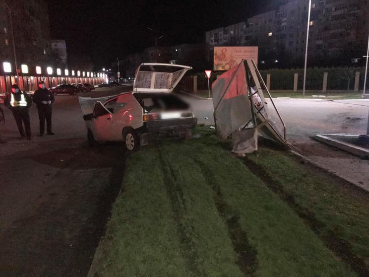 У Новомосковську водій розтрощив автівку…