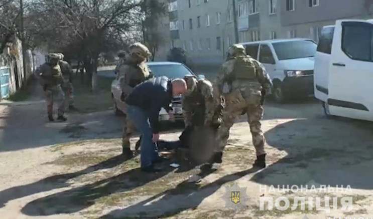 У Полтаві двоє молодиків у медичних маск…