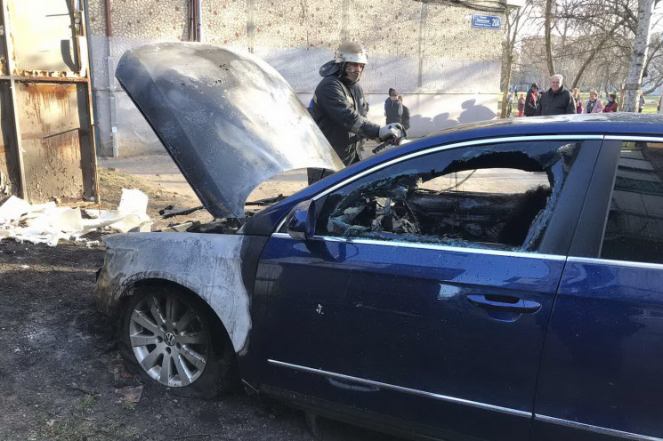 В Харькове возле гаража загорелся Volksw…