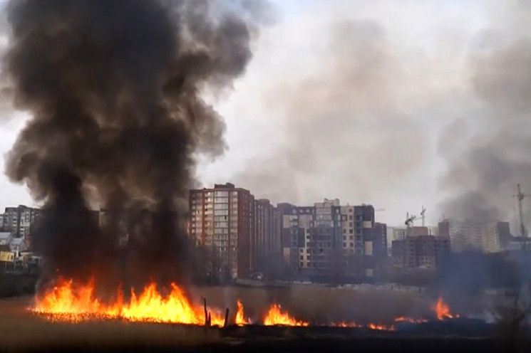 Поміж мікрорайонів Хмельницького горіло…