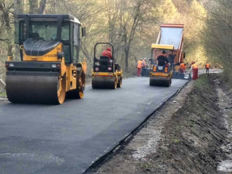 Продолжается ремонт дороги между Перечин…