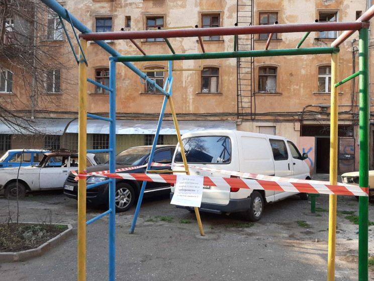 В Одессе закрыли детские площадки…