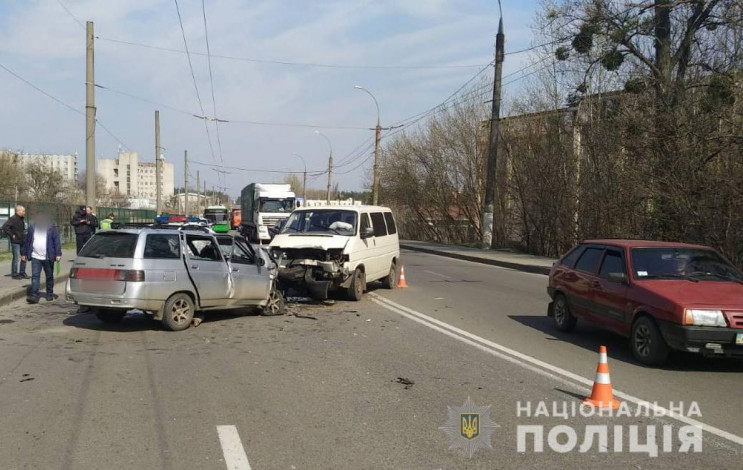 В лобовом столкновении авто в Харькове п…