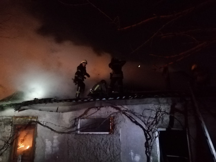 В Одессе горела крыша одноэтажного дома…