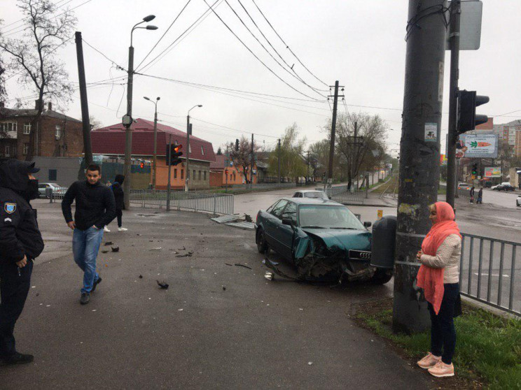 В Днипре машина снесла восстановленный п…