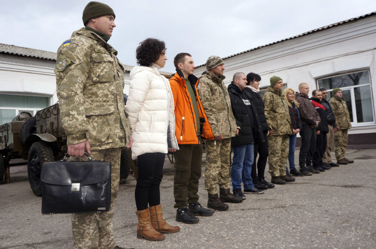 На Харківщині півсотні жінок пішли в арм…