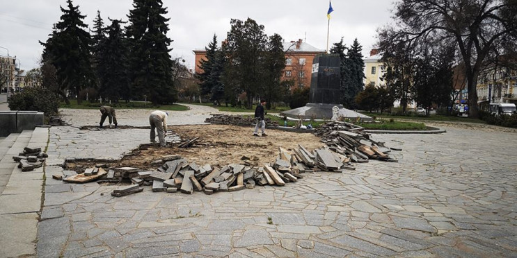 У сквері на площі Небесної сотні у Полта…