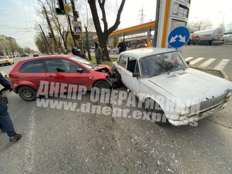 У Дніпрі водій розтрощив іномарку об ірж…