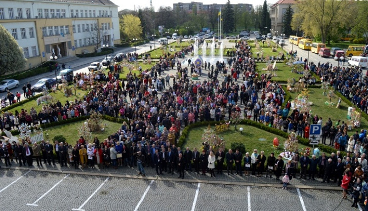 На площі перед Закарпатською ОДА цього т…