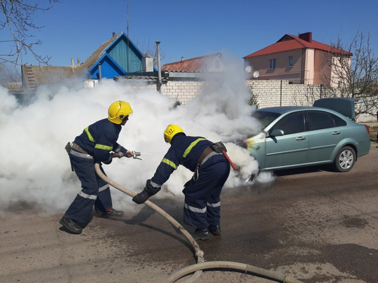 На Херсонщине посреди дороги загорелся а…