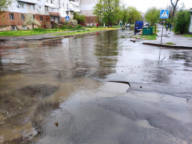 Як у Миколаєві величезна дірка в дорозі…