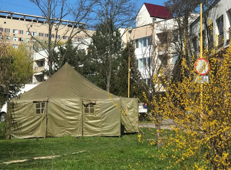 В Ужгороде возле роддома установили пала…