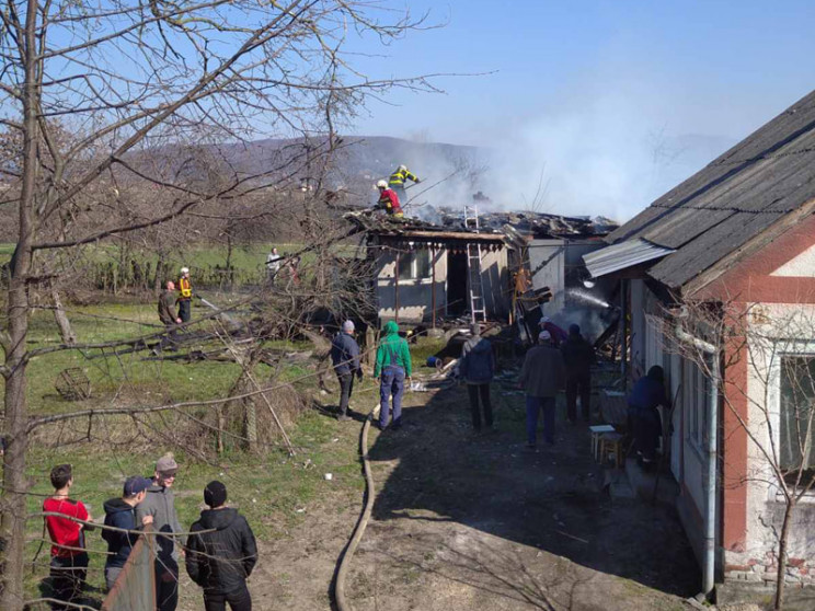 Хустские пожарные спасли на пожаре жилой…