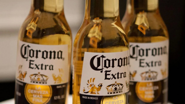 Виробник пива Corona призупиняє роботу ч…