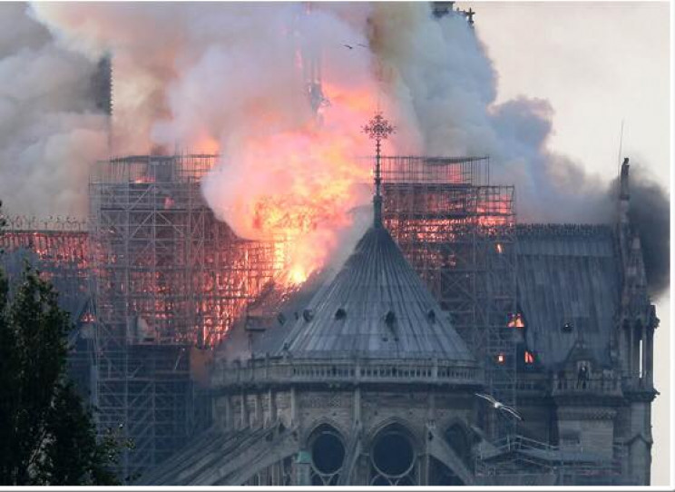 У Парижі горить легендарний Собор Паризь…