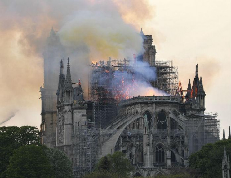 Пожар в соборе Парижской Богоматери поту…