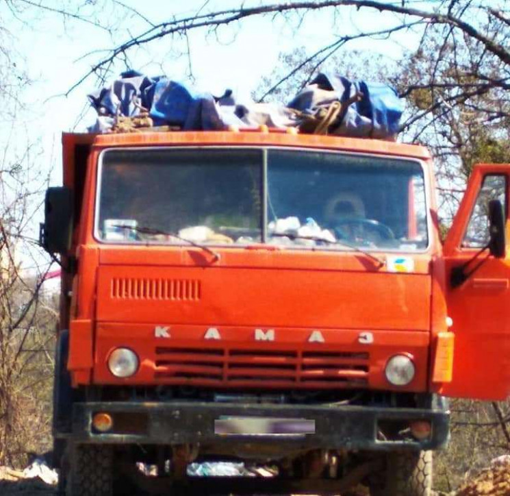 Водій “КамАЗом” вивозив сміття на терито…