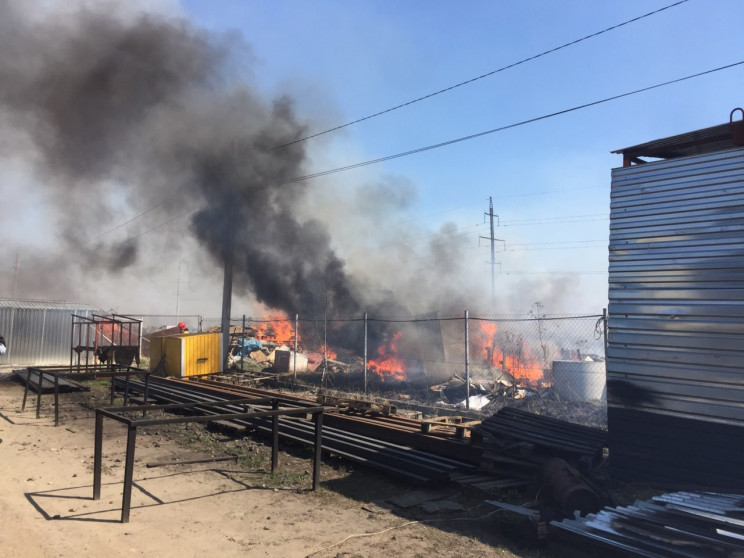 На виїзді зі Львова через підпал трави м…