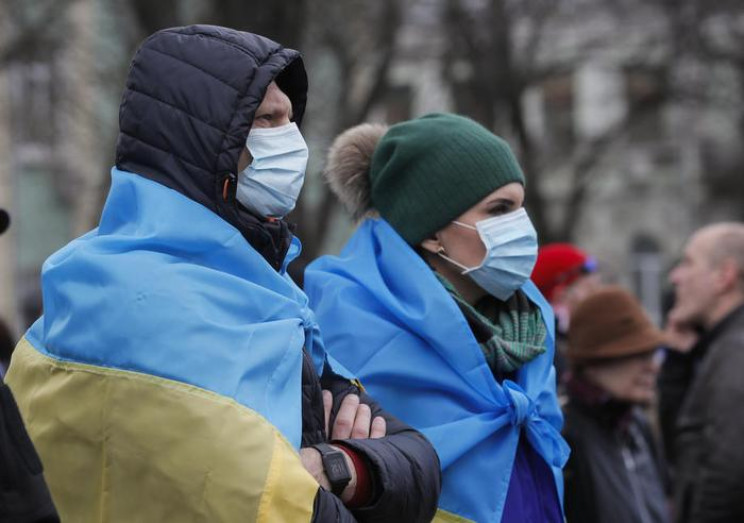 С COVID-19 за рубежом борются 175 украин…