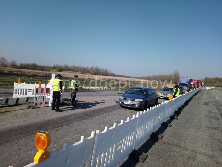 На въезде в Днепр КПП оградили спецбарье…