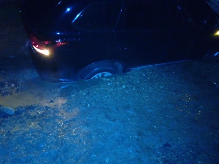 В Новой Одессе автомобили "тонут" в гряз…