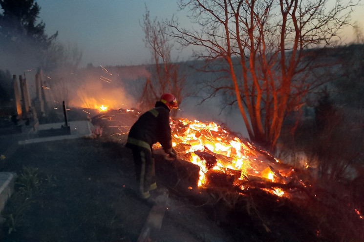 У Шепетівці ледь не згоріло кладовище…