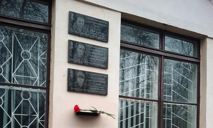 На фасаді школи на Дніпропетровщині розм…