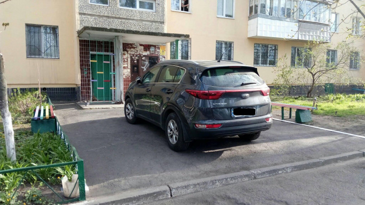 В Днепре автохамы паркуюются "на дверях"…