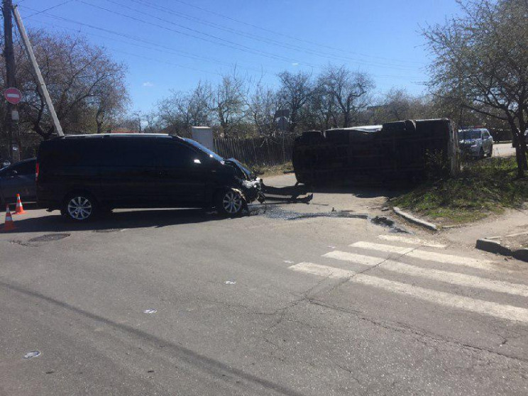 У Полтаві автівка медиків врізалася у Me…