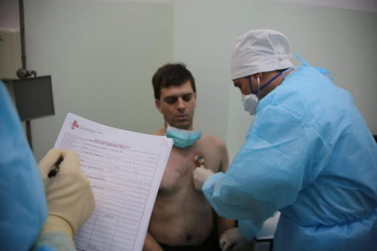 Коронавірус в Україні лікуватимуть ще од…