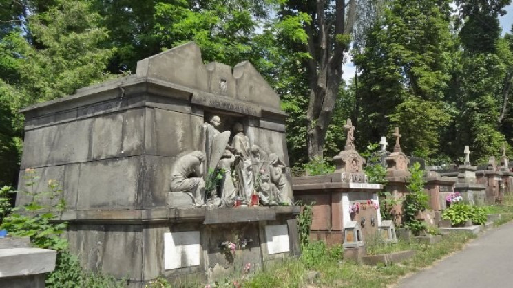 Львів’ян закликали не відвідувати кладов…