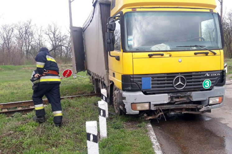На Дніпропетровщині вантажівка протарани…