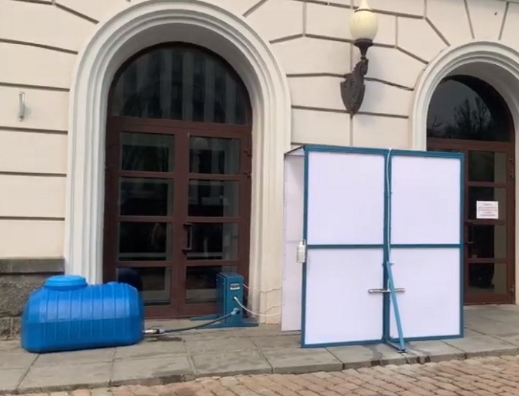 В Днепре возле здания областного совета…