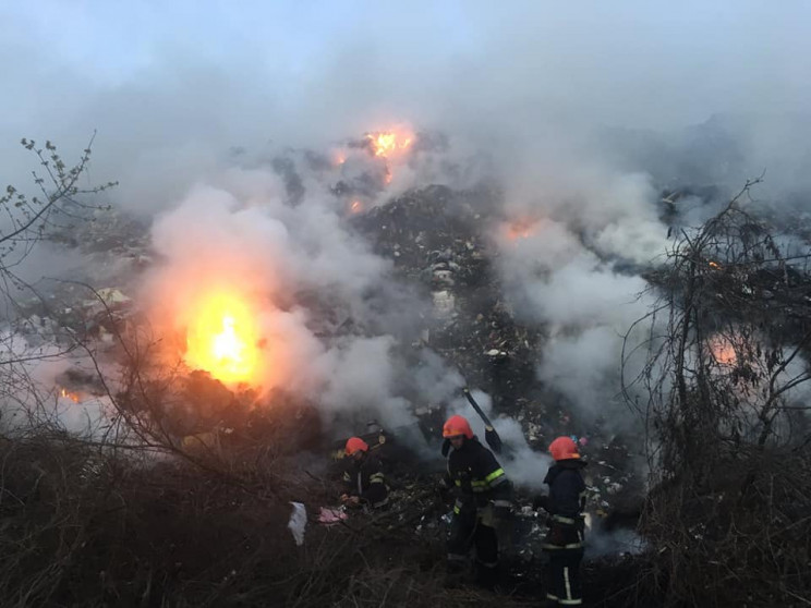 Дві доби у Кам'янці горіло сміття…