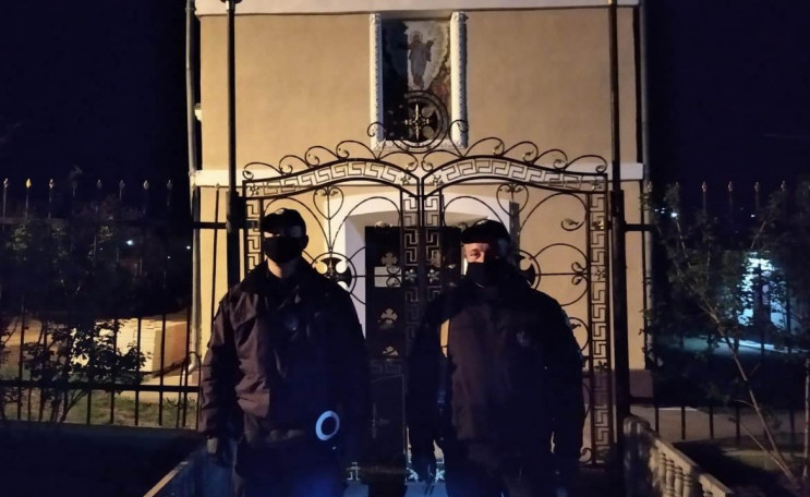 Патрульные дежурят возле одесских храмов…