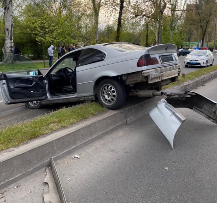 У Запоріжжі автівку, в якій перевозили н…