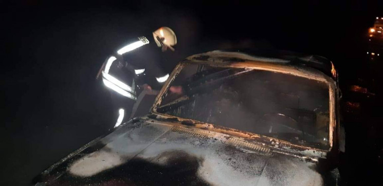 На Миколаївщині автівка спалахнула прямо…