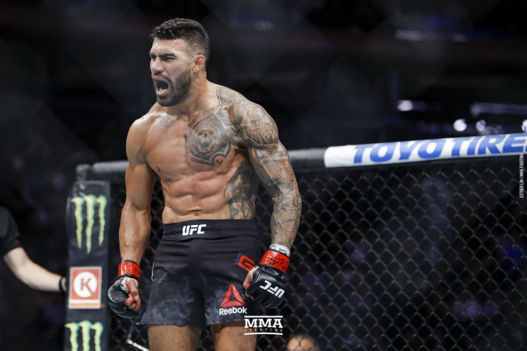 І бруталів "косить": Перший боєць UFC за…