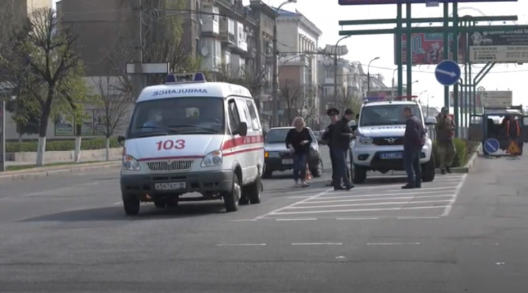 В Луганську легковик зіткнувся зі "швидк…