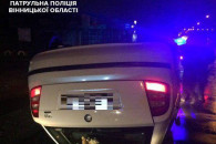 У Вінниці автомобіль перекинувся на дах:…