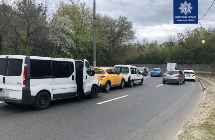 У Харкові одночасно врізалися п’ять маши…