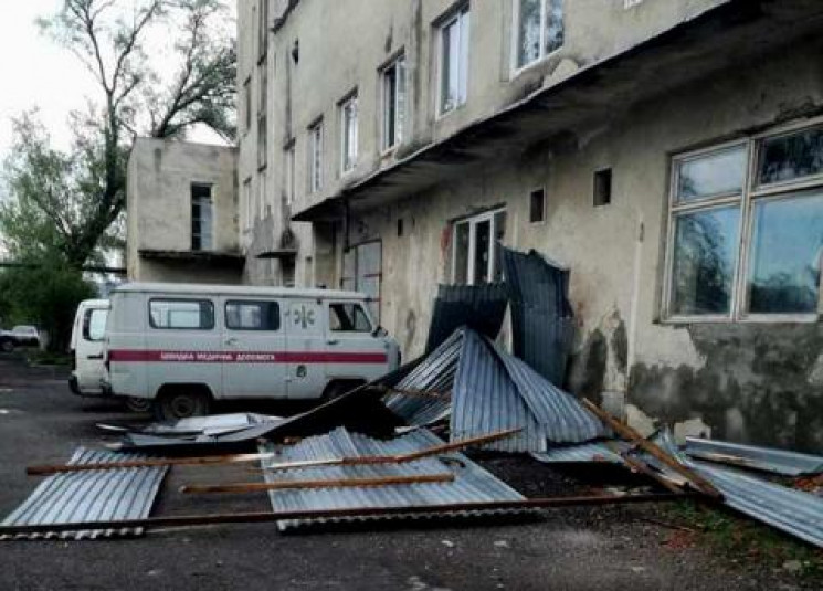 На Закарпатті потужний буревій позривав…