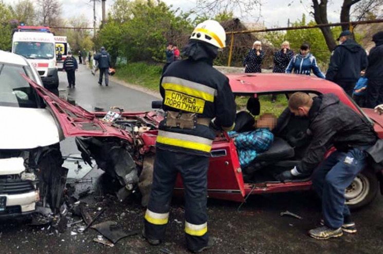 У Дніпрі водій розтрощив радянську автів…