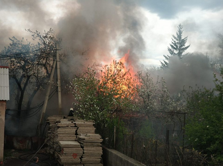 Пожар в Мукачево: Горит в микрорайоне Ро…