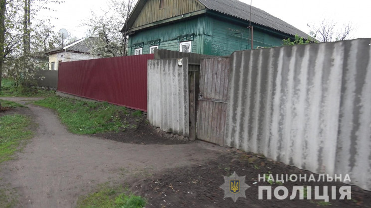 Повалив бабусю на підлогу та вимагав гро…