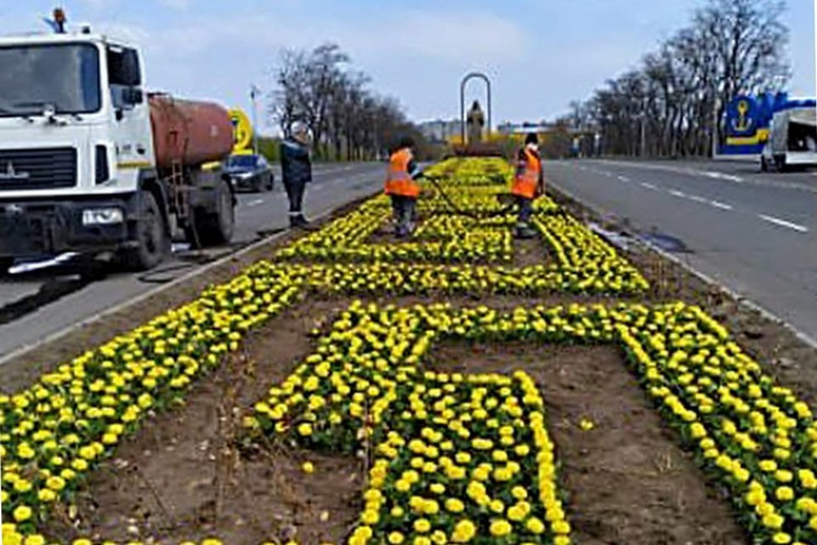 В'їзд до Маріуполя прикрасили грецьким о…