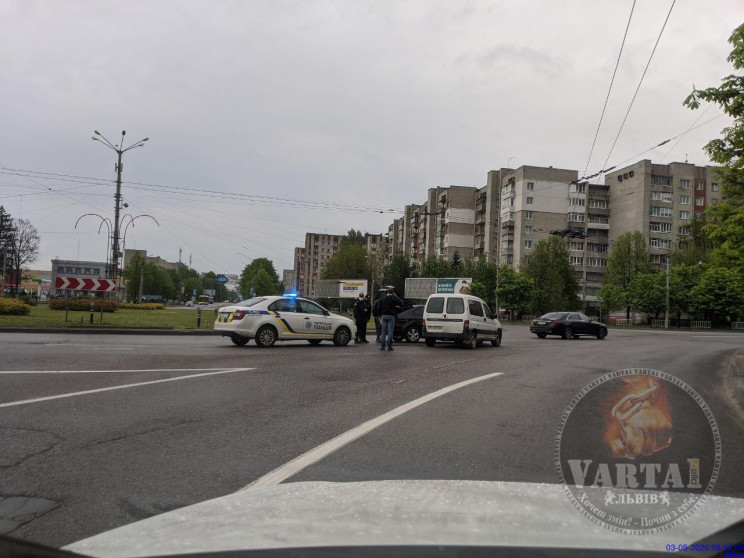 У Львові на Виговського зіткнулися автом…