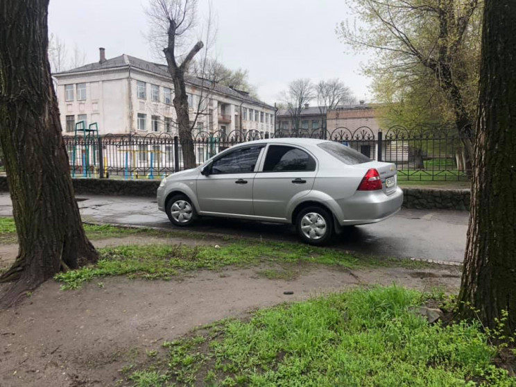 В Каменском мужчина катался по тротуару,…