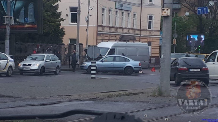У Львові автомобілі зіткнулися біля офіс…