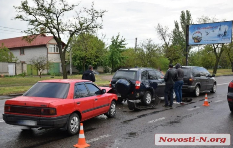 В Николаеве в ДТП столкнулись шесть авто…